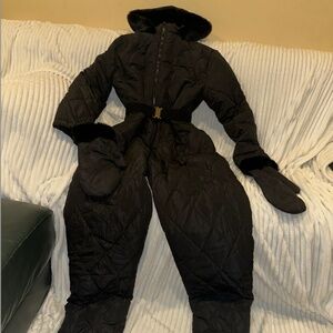 Women's snowsuit with detachable belt and pair of gloves